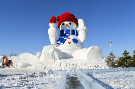 高20米巨大雪人亮相哈尔滨松花江畔 高20米巨大雪人亮相哈尔滨松花江畔