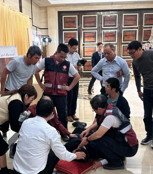 婚礼现场新郎突然晕倒，网友却说他很幸运！