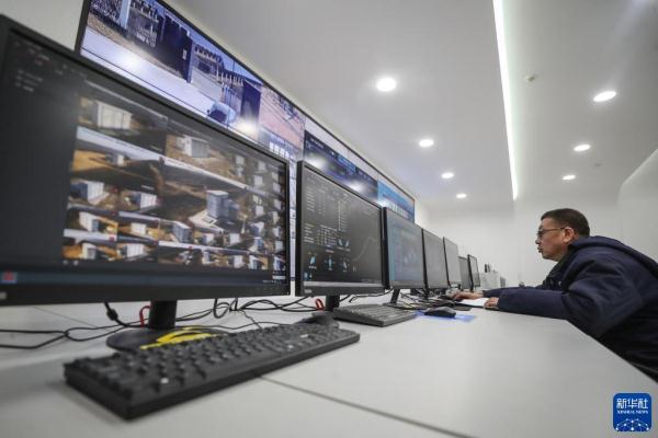 昔日沙砾漫天 如今变身新能源产业基地