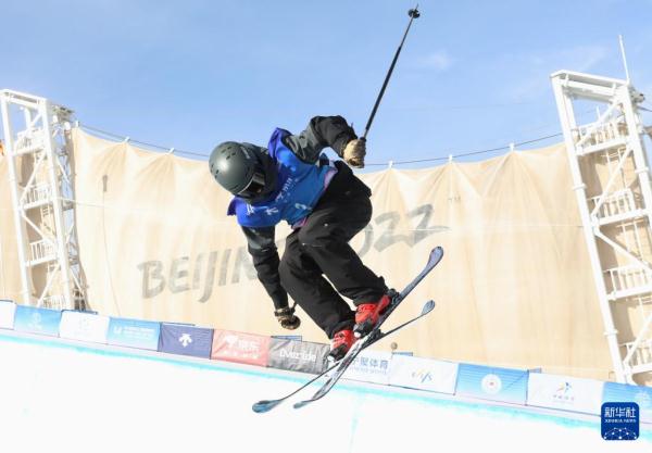 滑雪——U型场地世界杯：自由式滑雪资格赛赛况