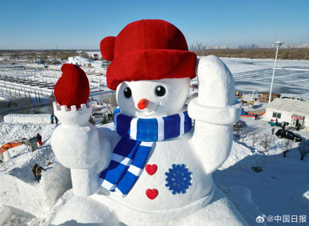 高20米巨大雪人亮相哈尔滨松花江畔 高20米巨大雪人亮相哈尔滨松花江畔