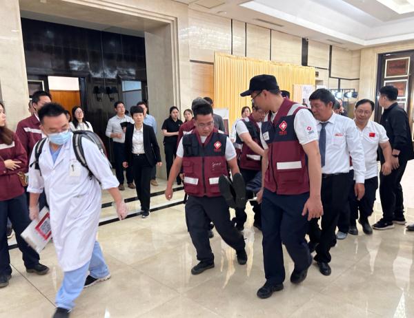 婚礼现场新郎突然晕倒，网友却说他很幸运！