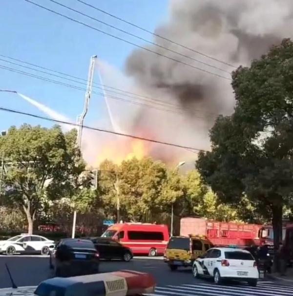 上海宝山一单位今晨突发火灾,现场浓烟滚滚!消防部门两度通报 上海宝山一单位今晨突发火灾,现场浓烟滚滚!消防部门两度通报