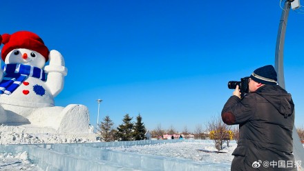 高20米巨大雪人亮相哈尔滨松花江畔 高20米巨大雪人亮相哈尔滨松花江畔