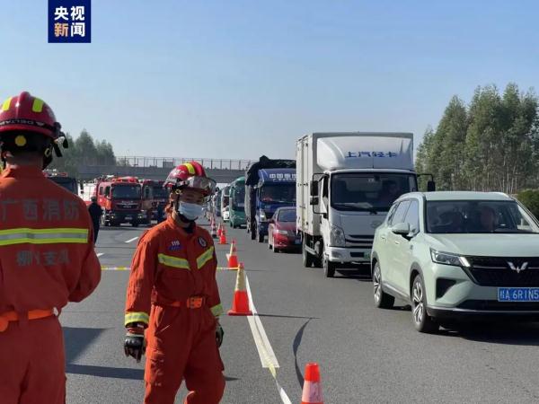 突发！一高速上，27车追尾