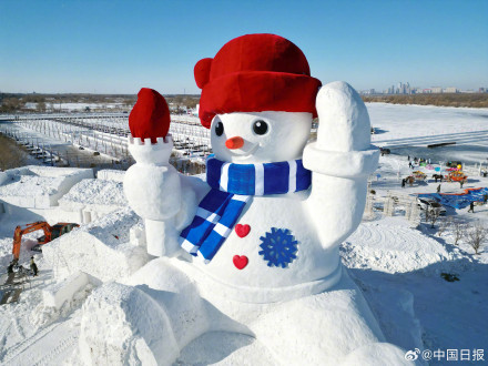 高20米巨大雪人亮相哈尔滨松花江畔 高20米巨大雪人亮相哈尔滨松花江畔