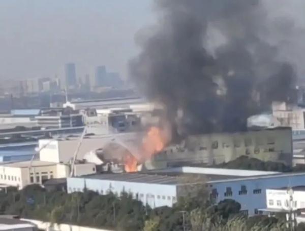 上海一地突发火灾!消防部门两度通报 上海一地突发火灾!消防部门两度通报