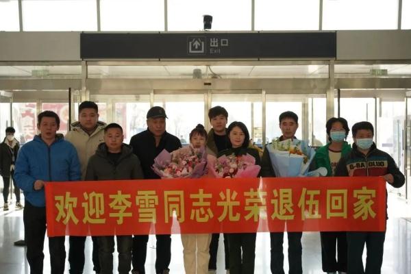 “爸爸妈妈，我回来尽孝了”