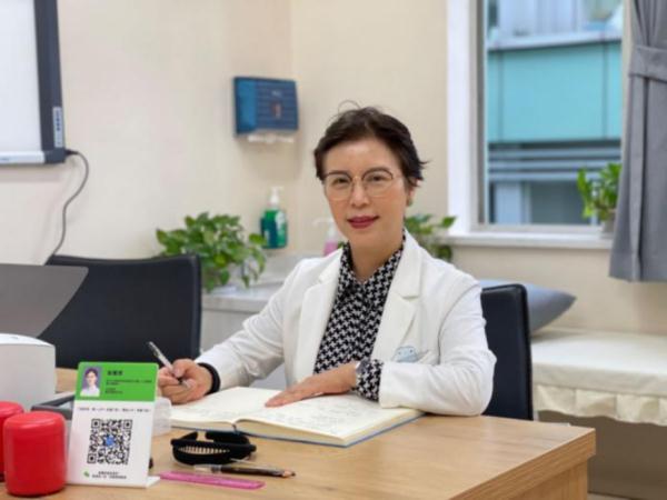 注射了50支...百万女网红变成“鬼剃头”！