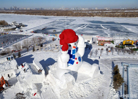 高20米巨大雪人亮相哈尔滨松花江畔 高20米巨大雪人亮相哈尔滨松花江畔