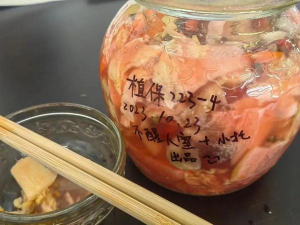 大姐腌酸菜"翻车"长出绿叶？中国农业大学坐不住了！