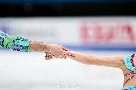 花滑大奖赛颁奖人手一只龙墩墩 网友：好羡慕！