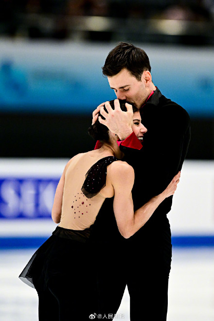 花滑大奖赛颁奖人手一只龙墩墩 网友：好羡慕！