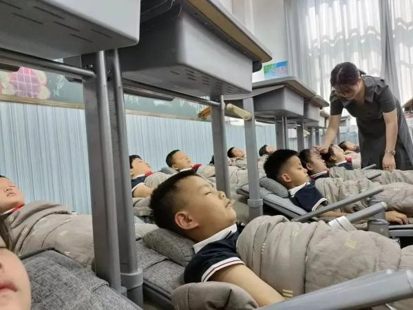 “趴睡”变“躺睡”！河北多地学生实现躺式午休→
