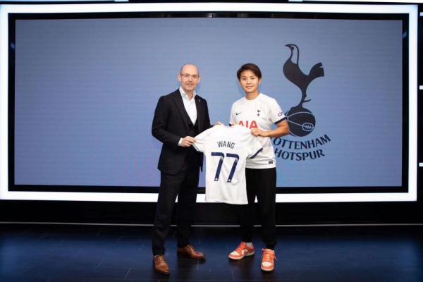 足球丨王霜加盟英超托特纳姆热刺俱乐部