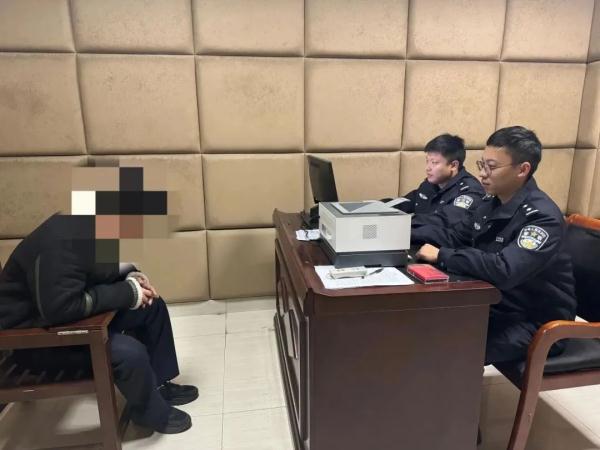 大胆毛贼，“凿壁偷烟”！