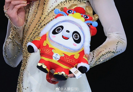 花滑大奖赛颁奖人手一只龙墩墩 网友：好羡慕！