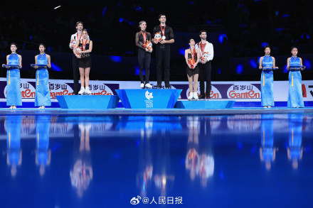 花滑大奖赛颁奖人手一只龙墩墩 网友：好羡慕！