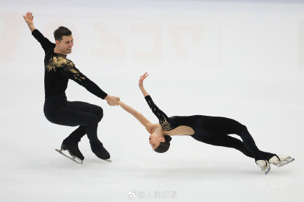 花滑大奖赛颁奖人手一只龙墩墩 网友：好羡慕！