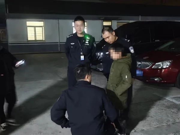 不让打游戏9岁男孩离家出走 裹着破棉被躺在桥洞里