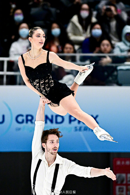 花滑大奖赛颁奖人手一只龙墩墩 网友：好羡慕！