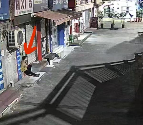 缩骨功?170厘米身高男子钻进20厘米门缝偷东西 缩骨功?170厘米身高男子钻进20厘米门缝偷东西