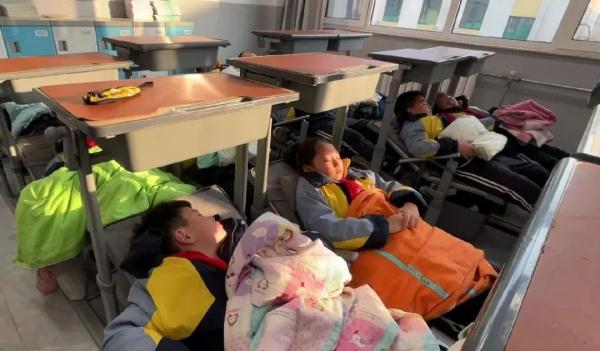 “趴睡”变“躺睡”！河北多地学生实现躺式午休→