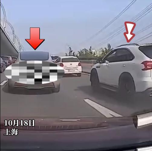 上海高架上又现斗气车!一出租车被网约车疯狂“别车”7分钟…… 上海高架上又现斗气车!一出租车被网约车疯狂“别车”7分钟……