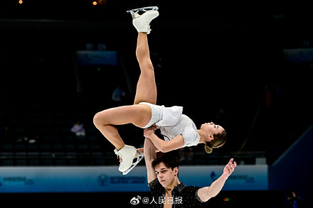 花滑大奖赛颁奖人手一只龙墩墩 网友：好羡慕！