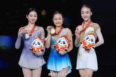 花滑大奖赛颁奖人手一只龙墩墩 网友：好羡慕！