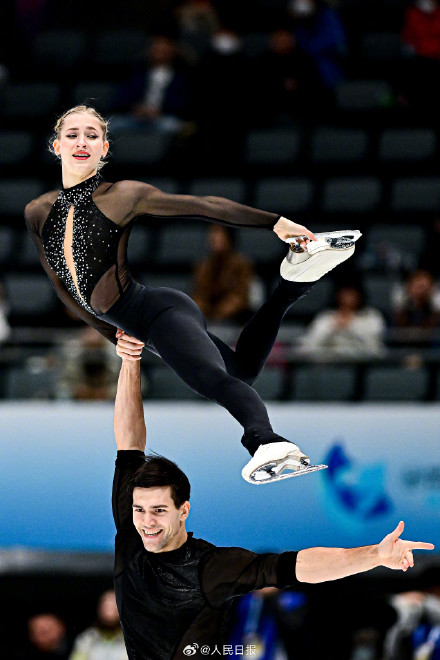 花滑大奖赛颁奖人手一只龙墩墩 网友：好羡慕！