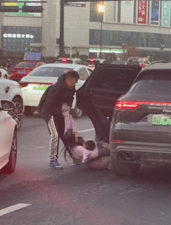 男子将抱娃女子强行拽下保时捷，孩子在车流中无助大哭！交警回应：危险、违法