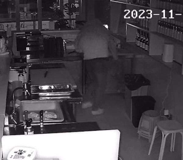 缩骨功?170厘米身高男子钻进20厘米门缝偷东西 缩骨功?170厘米身高男子钻进20厘米门缝偷东西