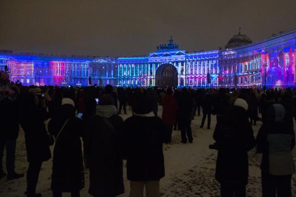 圣彼得堡上演灯光秀为冬宫“庆生”
