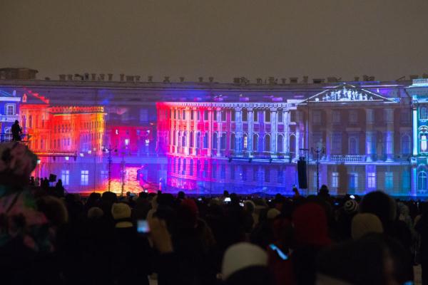 圣彼得堡上演灯光秀为冬宫“庆生”