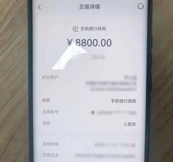 小伙看到后视镜上的“小贴纸”,经不起诱惑被诈骗 小伙看到后视镜上的“小贴纸”,经不起诱惑被诈骗