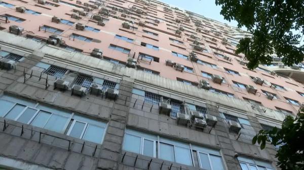 太吓人！厦门这栋大楼外墙瓷砖一直掉，又有人被砸伤