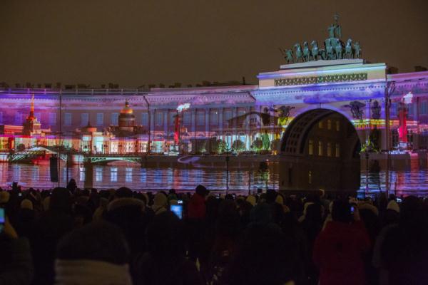 圣彼得堡上演灯光秀为冬宫“庆生”