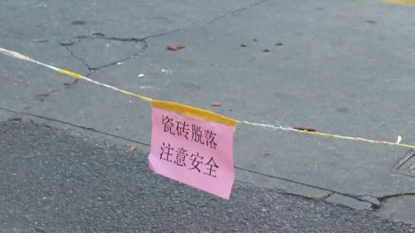 太吓人！厦门这栋大楼外墙瓷砖一直掉，又有人被砸伤