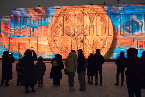 圣彼得堡上演灯光秀为冬宫“庆生”