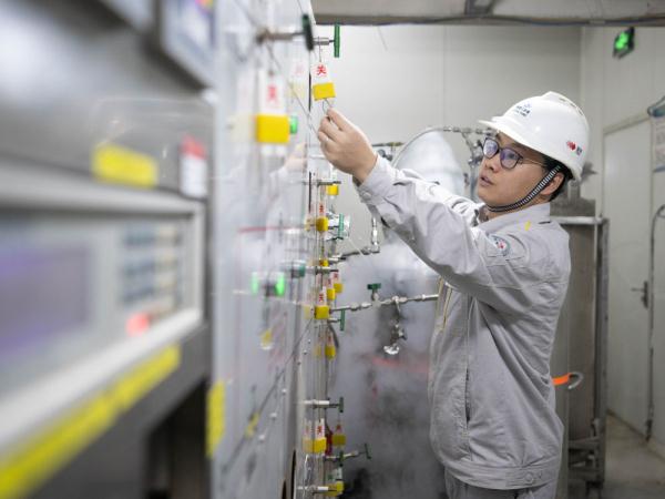 在中国西南地下2400米“追光”