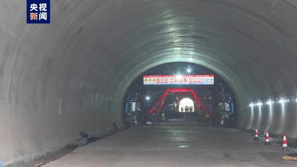 万开达高速公路首个隧道顺利贯通 川渝间将再添新通道