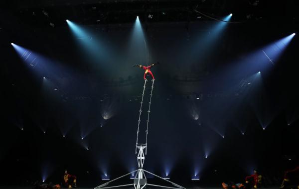 中国杂技“奇妙之夜”在法国巴黎举行