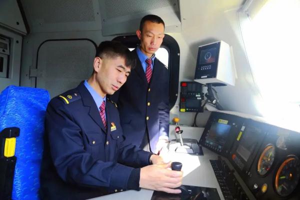 驾照厉害了！“95后”开上中国最长火车！