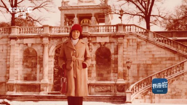 她自嘲“出了洋相”，却迎来了阵阵掌声……