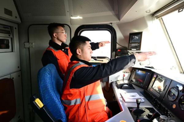 驾照厉害了！“95后”开上中国最长火车！