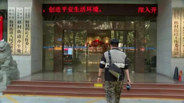 太吓人！厦门这栋大楼外墙瓷砖一直掉，又有人被砸伤