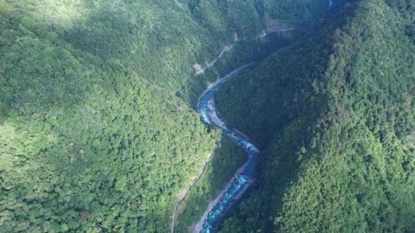 他哭着向大山喊话：“山，我走了……”