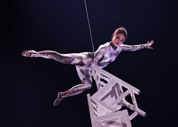 中国杂技“奇妙之夜”在法国巴黎举行