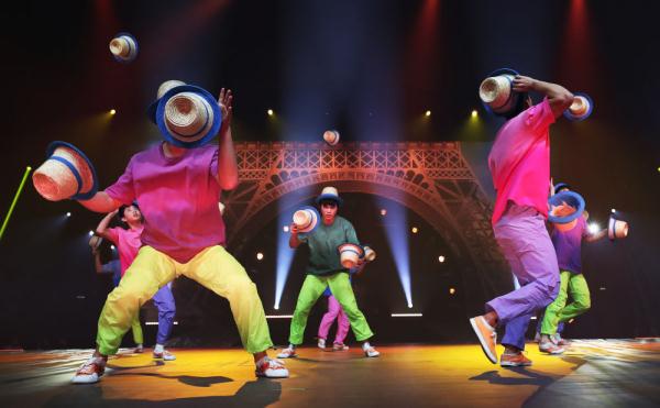 中国杂技“奇妙之夜”在法国巴黎举行